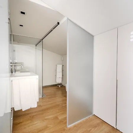 Se By House And People *