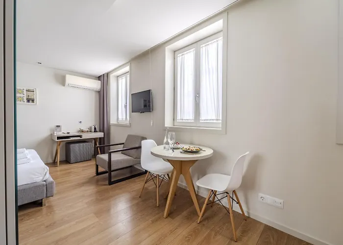 Se By House And People